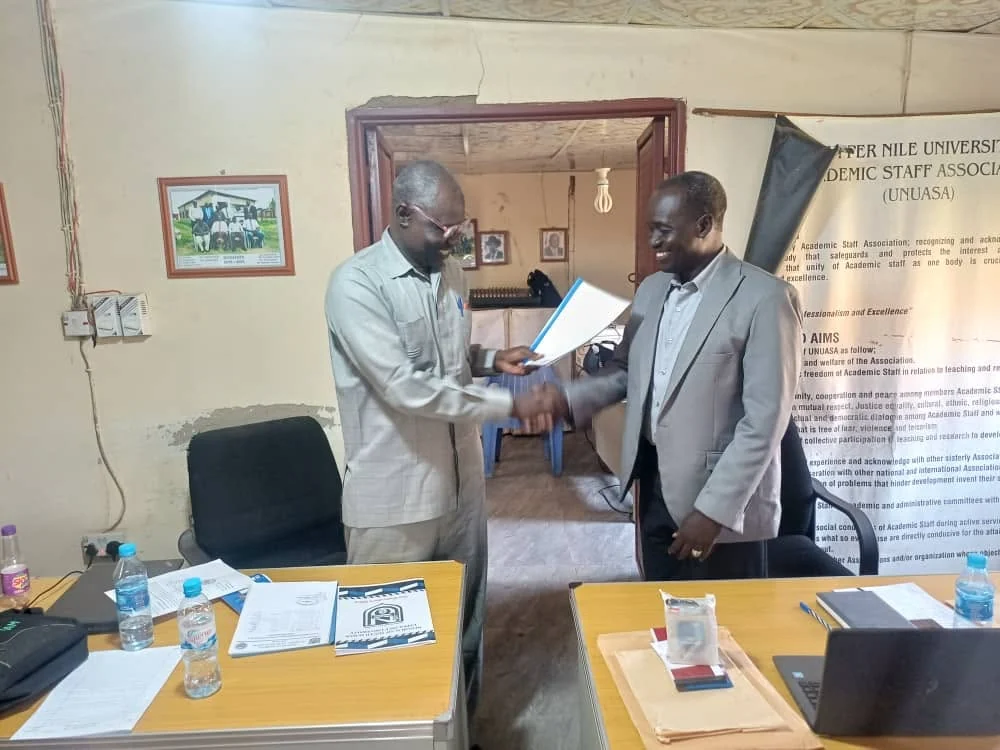 Outgoing and incoming executives during the transfer of responsibility